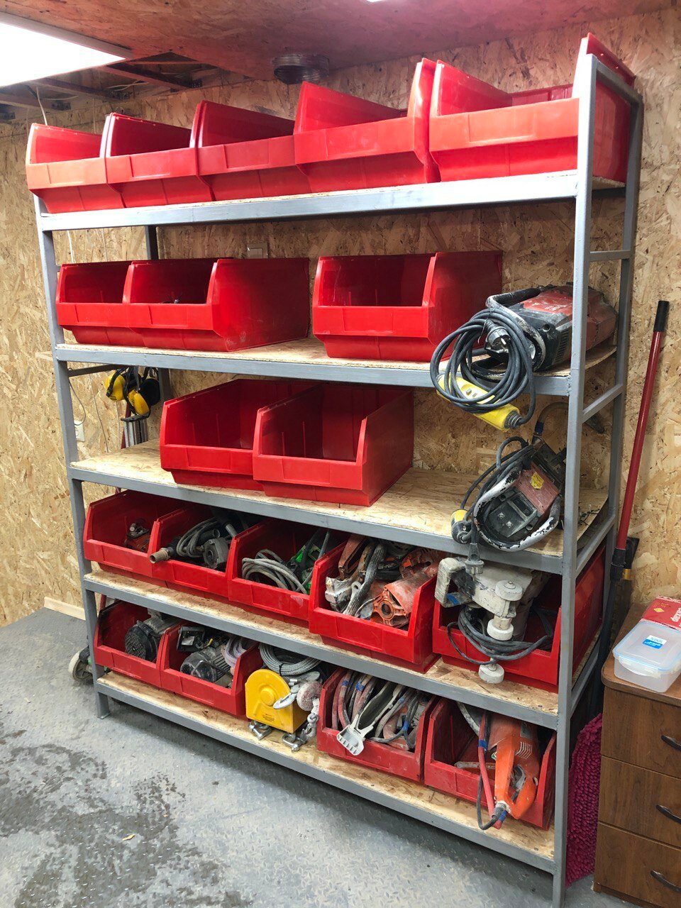 Стеллажи для инструментальной кладовой - 80 фото