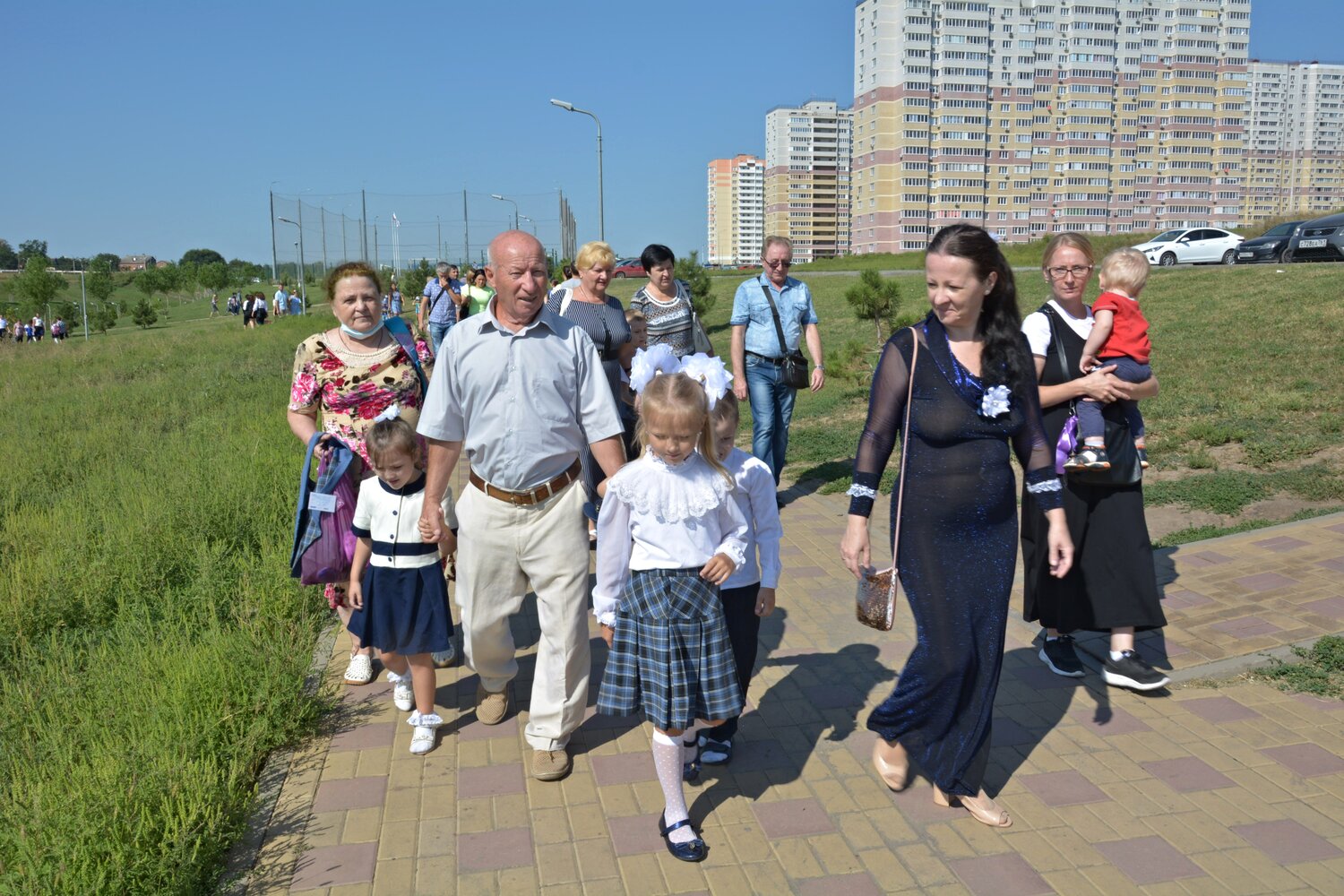 человек, школьный двор, посёлок куровской калужской, местные жители, в деревне