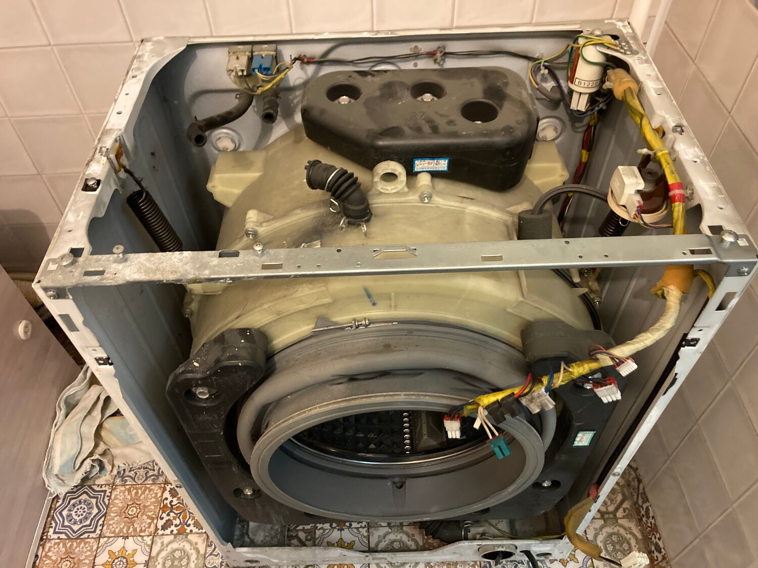 стиральная машина ремонт, конструкция стиральной машины, стиральная машина, разобранная стиральная машина, устройство стиральной машины