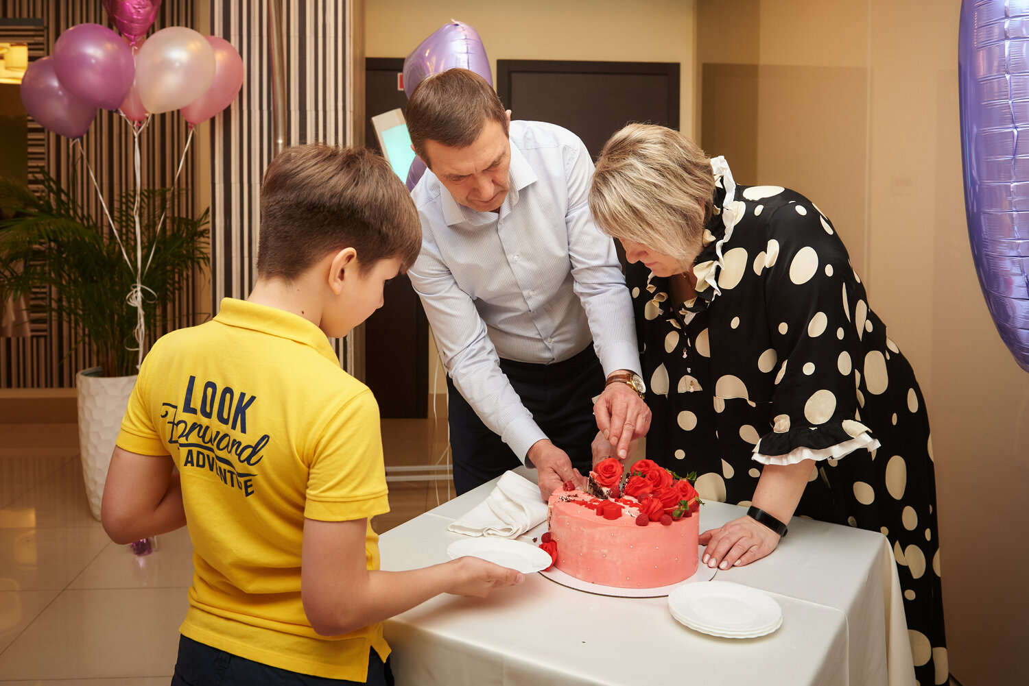 свадьба в стиле 80-х в загсе, кондитер, человек, на свадьбе, день торта празднование