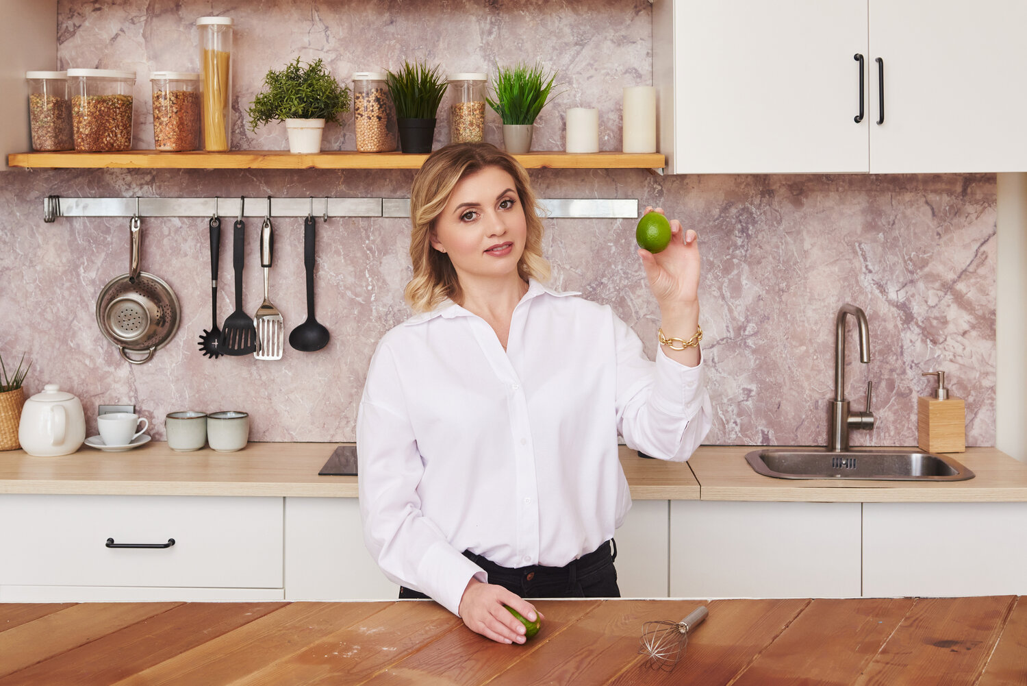 на кухне, женщина на кухне, легкая кухня, kitchen, аксессуары для кухни