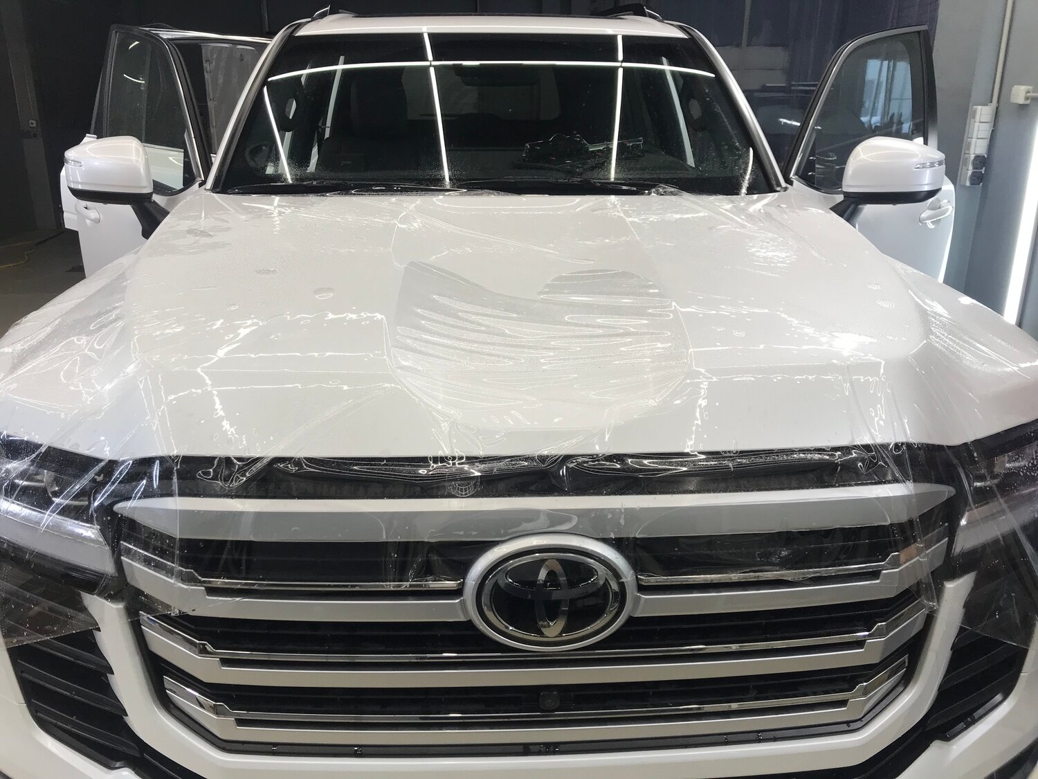 новый volkswagen touareg, новый туарег белый перламутр, бронепленка для ауди, toyota land cruiser 300 2021 белый, автомобиль