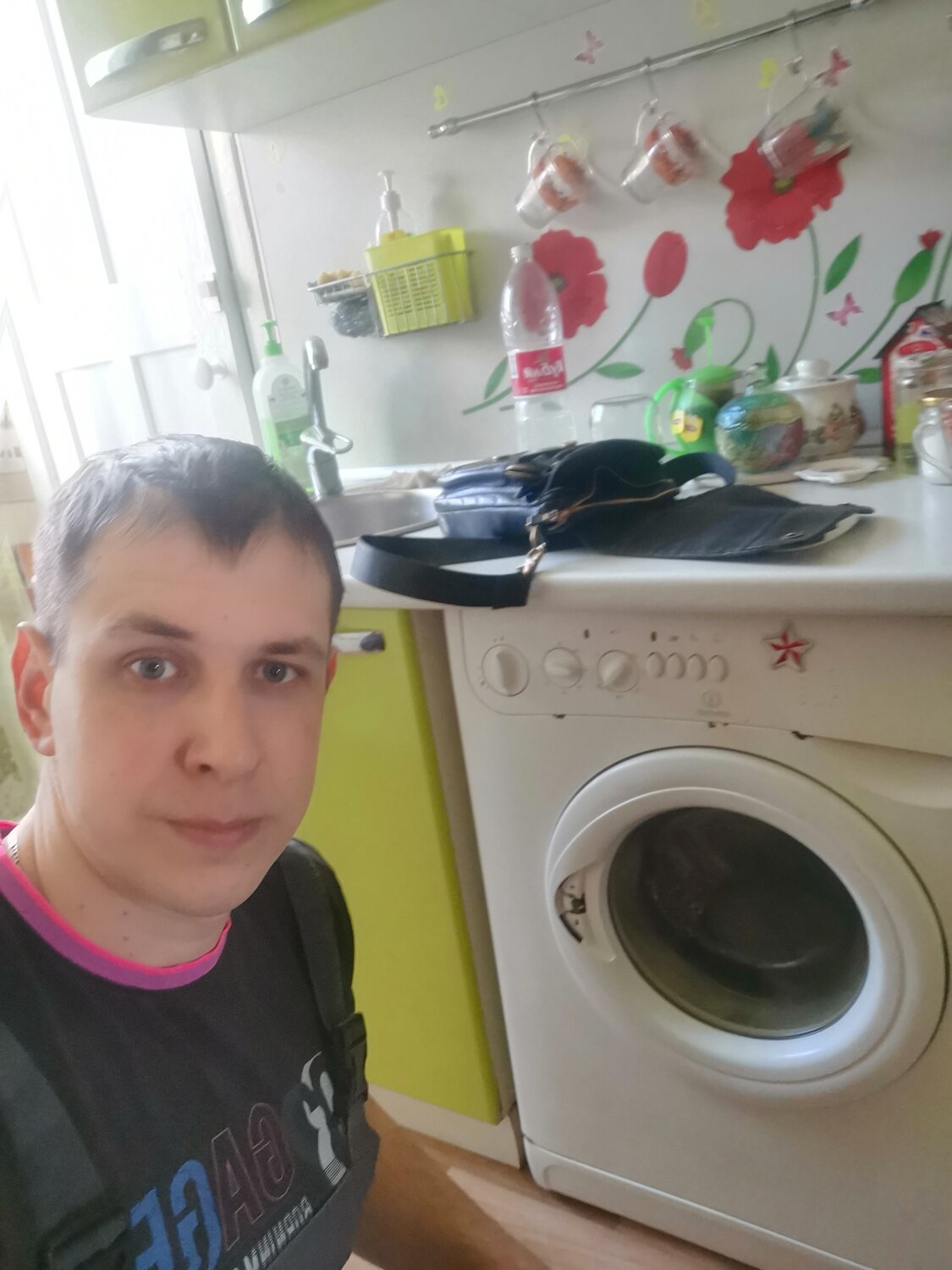 бытовая техника, техника, индезит 663w, стиральная машина, мужчина