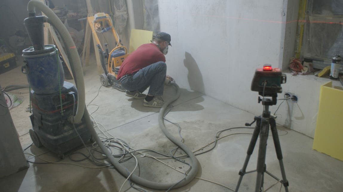 Шлифовка полусухой стяжки пола сколько можно убрать - 89 фото