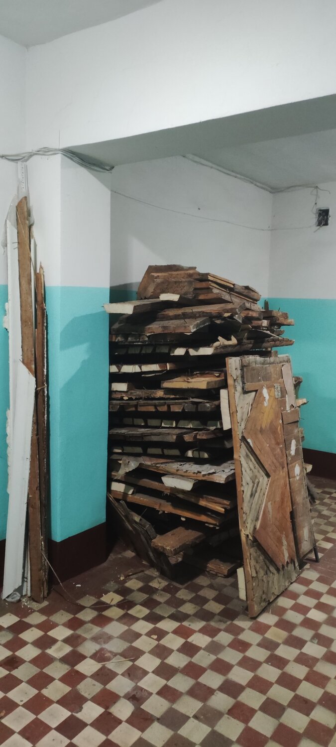 дрова, доска горбыль карагач, старые доски, доски на дрова, заброшеные библиотеки