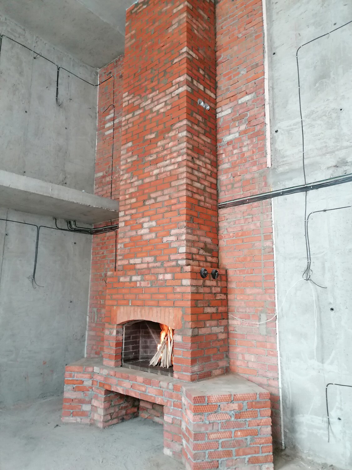 кладка встроенного камина из кирпича, кладка камина, кладка камина из кирпича, кирпичная печь, камин под отделку из кирпича
