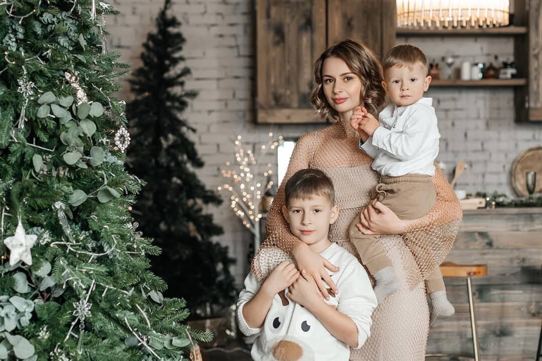 новогодняя семейная фотосессия в студии, фотосессия семейная, новогодняя фотосессия в студии, новогодняя фотосессия в студии в пудровых, ребёнок