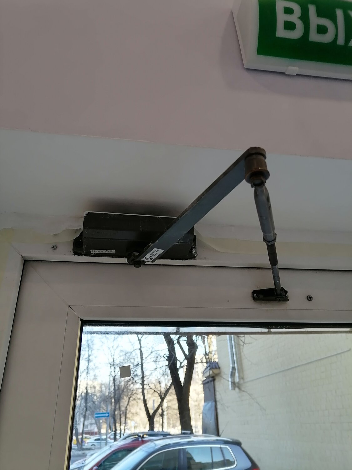 доводчик, установка доводчика на металлическую дверь, установка доводчика, доводчик двери, газовый доводчик для двери подъезда