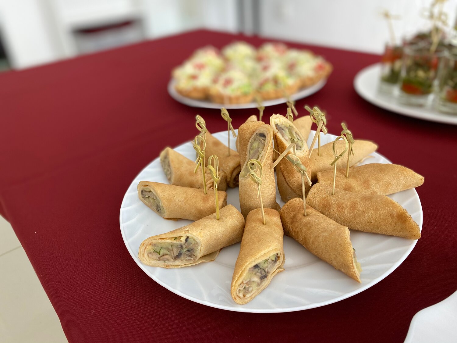 закуски, закуски праздничные, мини закуски, блинчики с начинкой, горячие закуски