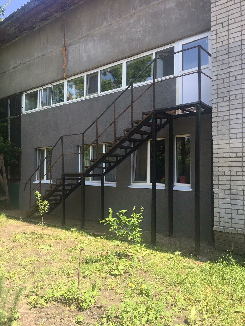 вентилируемый фасад из керамогранита, наружная металлическая лестница для эвакуации, пожарная лестница, металлическая лестница, вентилируемый фасад