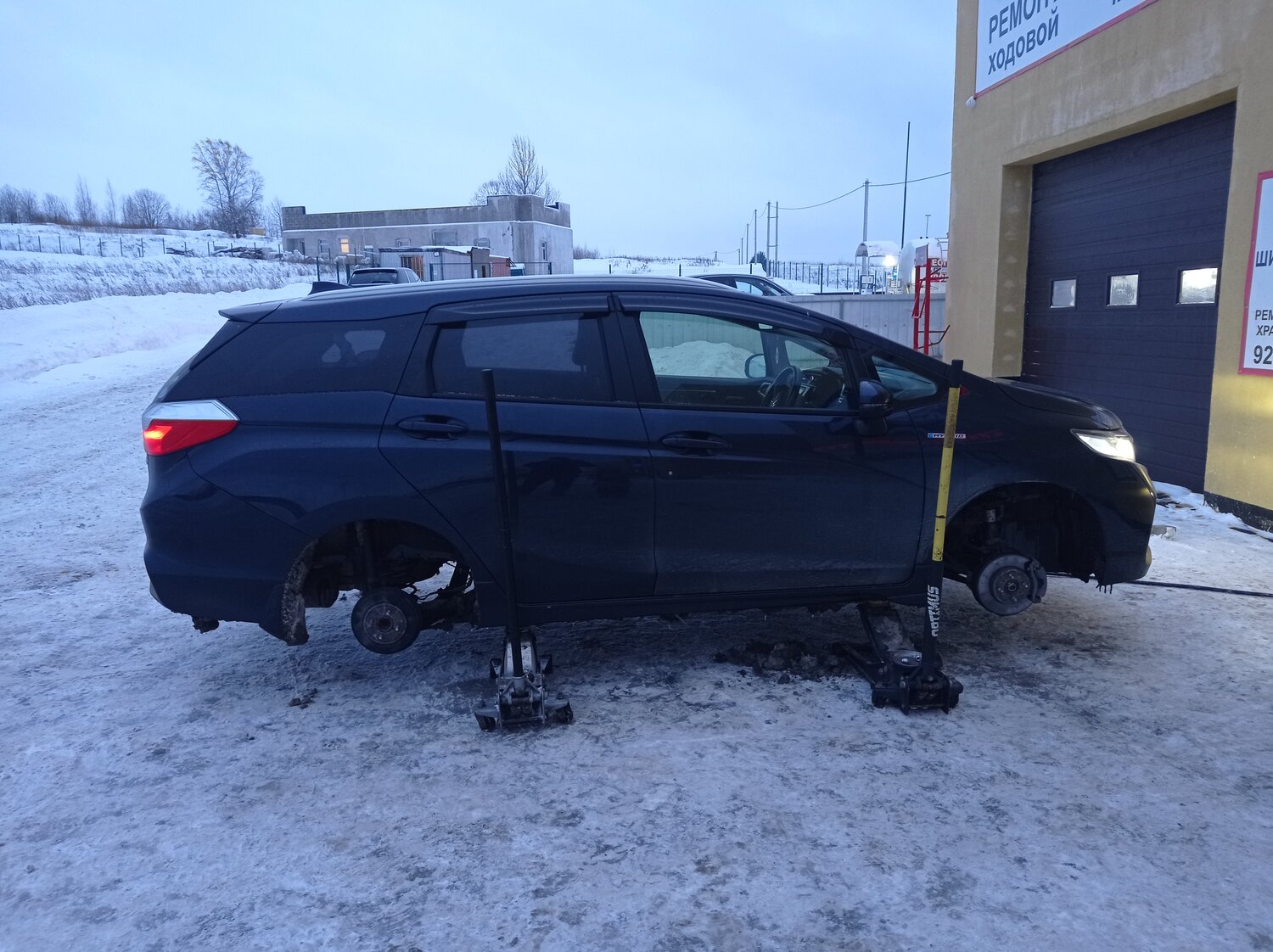 honda shuttle hybrid 2017, toyota sienna, toyota wish 2015 черный, тойота приус 2015 года выпуска, honda shuttle