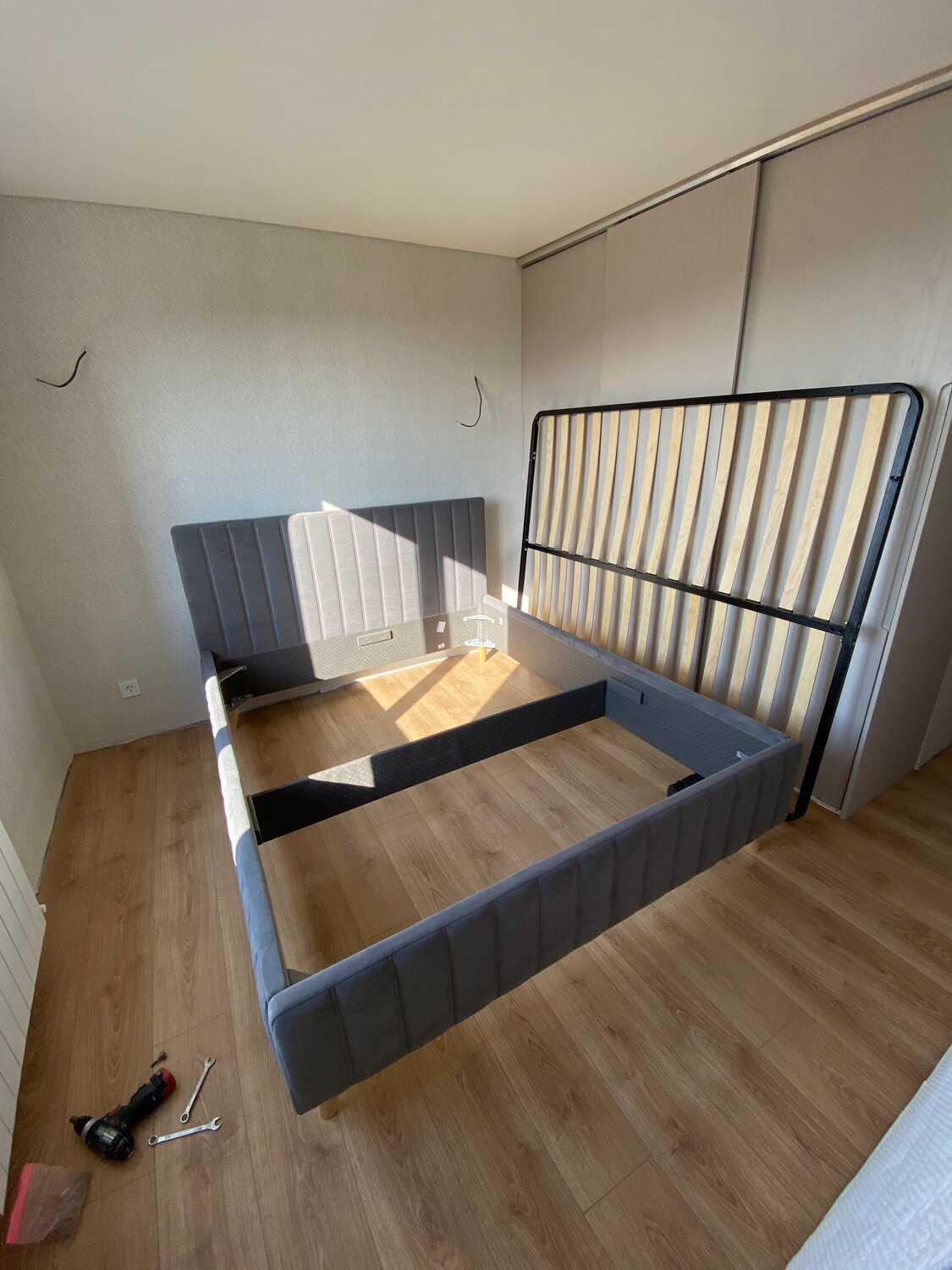 кровать, дизайн кровати, estetica marseille кровать, кровать спрятанная в подиум, кровать с мягким изголовьем