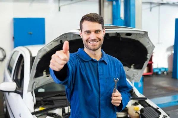 довольный автомеханик, успешный автомеханик, автослесарь, auto mechanic, repair shop