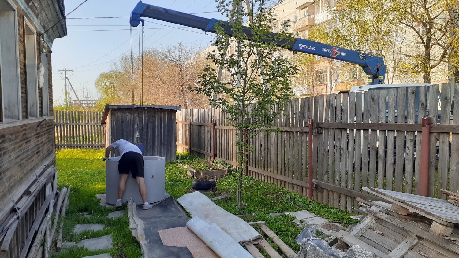 кран манипулятор, во дворе, в селе, дача, мебель