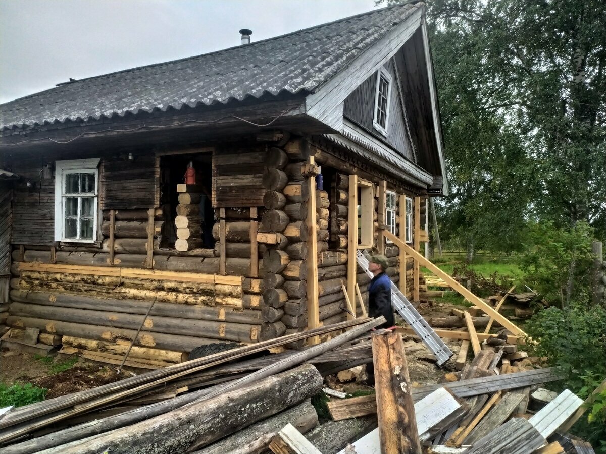 старый деревянный дом, ремонт старого деревянного дома, покосившийся деревянный дом, старые деревянные дома, деревенский дом