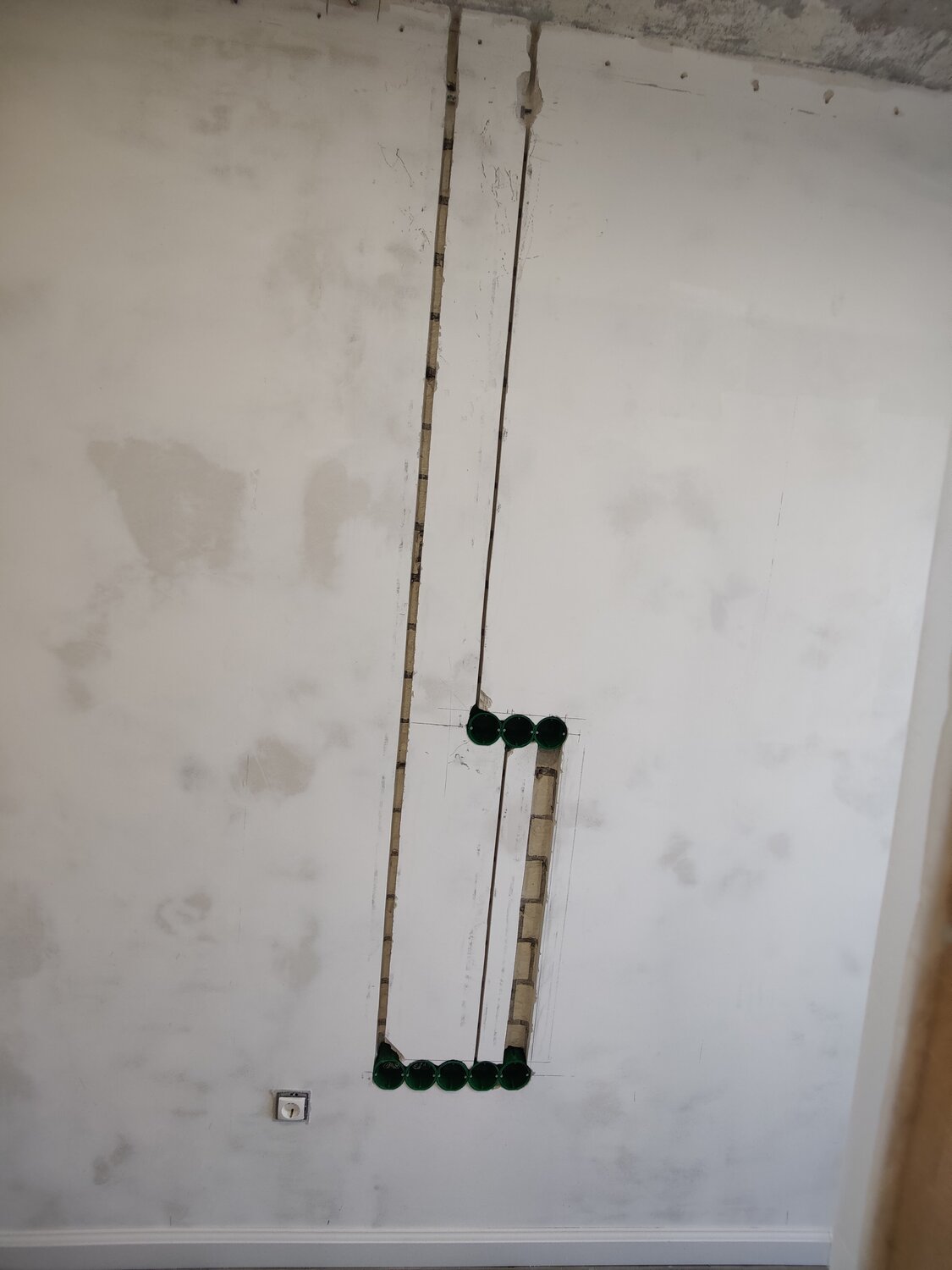 штробление стен под проводку, электромонтаж штробление стен, штробы под электропроводку, монтаж электропроводки, проводка электрики