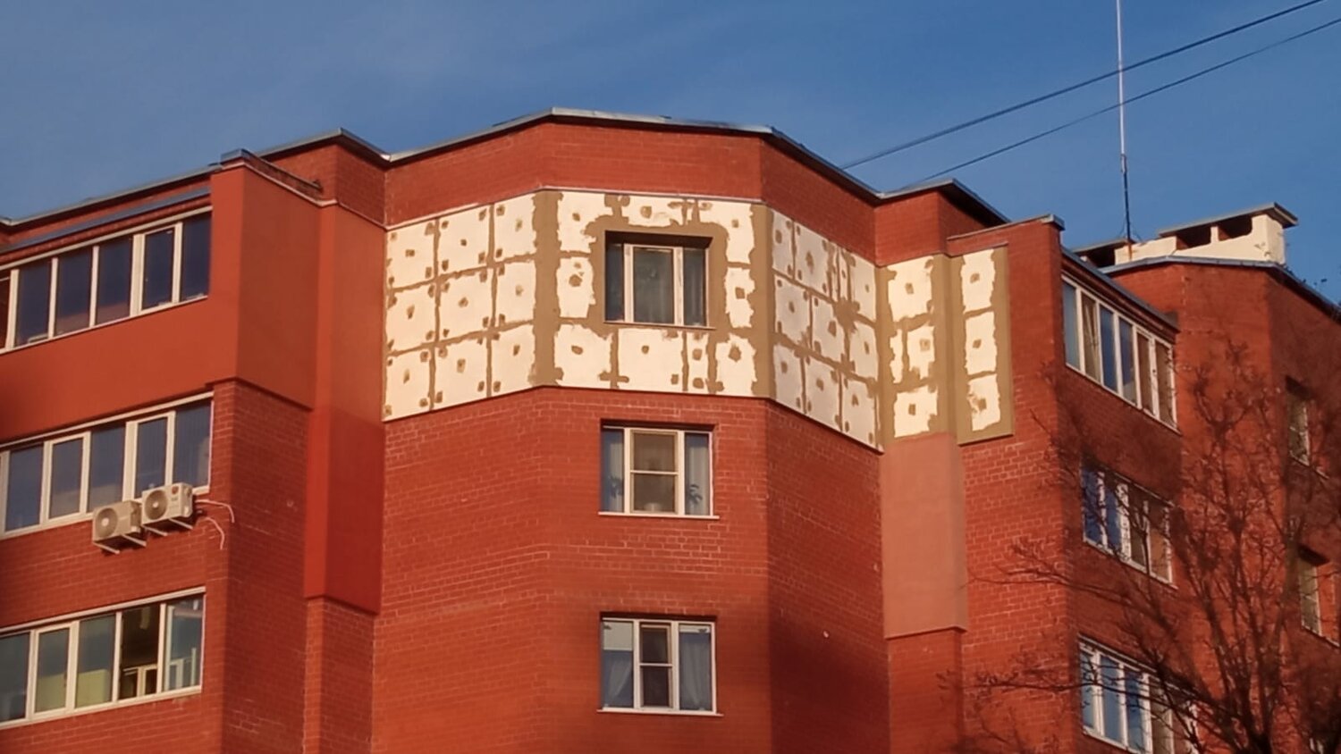 жилой дом, здание, фасад здания, дом здание, на крыше дома