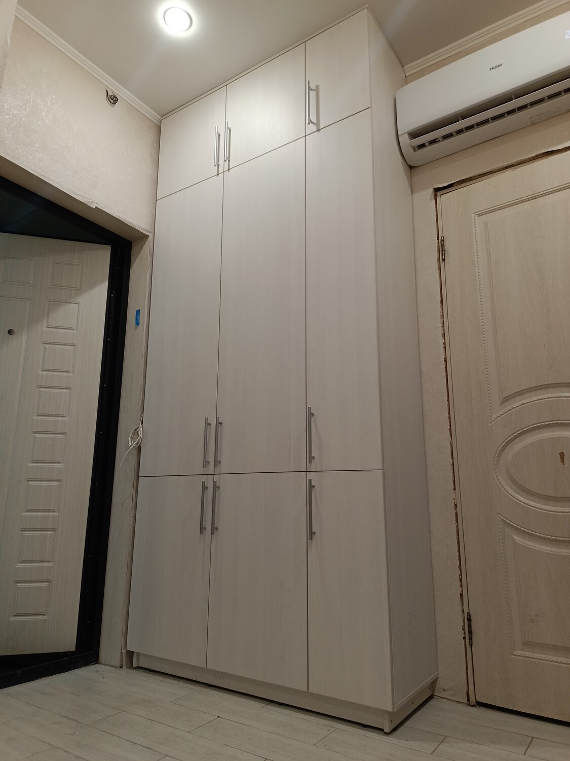 распашной шкаф в прихожую, большой шкаф в прихожую с распашными дверями, шкаф с распашными дверями, шкаф в прихожей, белый шкаф в прихожую