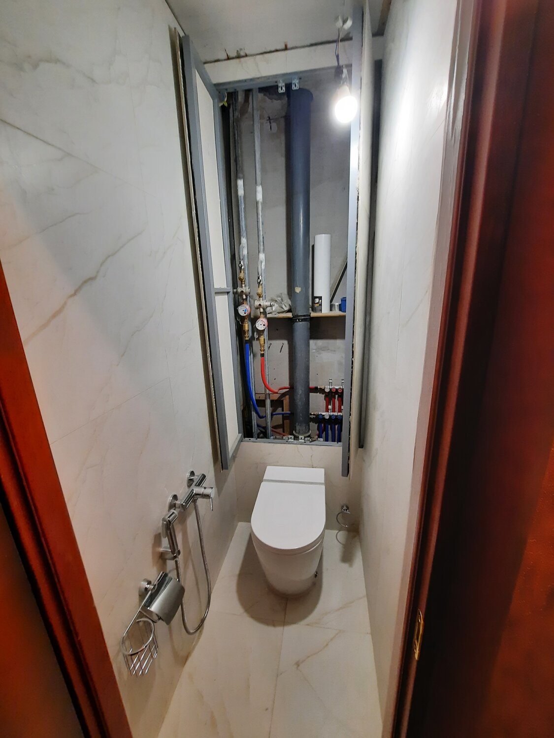 инсталляция сбоку от стены в санузле, туалет в панельном доме, разводка труб в туалете, инсталляция в маленьком туалете, инсталляции в туалет