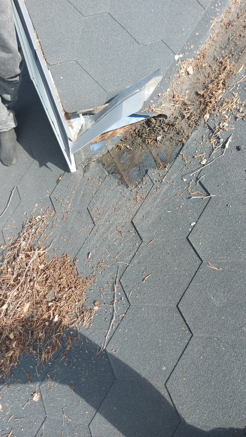 защита дымохода от снега, вент планка фальцевой кровли, протекание кровли, кровли крыши, сорванная крыша