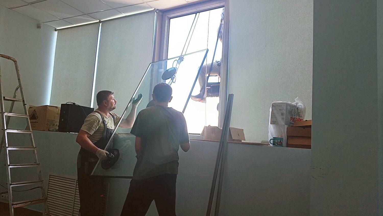 монтаж стеклянных перегородок, тонирование окон, стеклянная перегородка, тонирование стекол, стеклопакет
