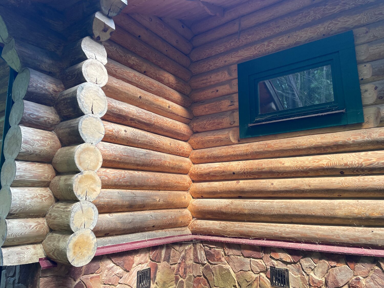 дома из сруба, покраска дома из бревна, дома из бревен, окна в деревянном доме, деревянные дом