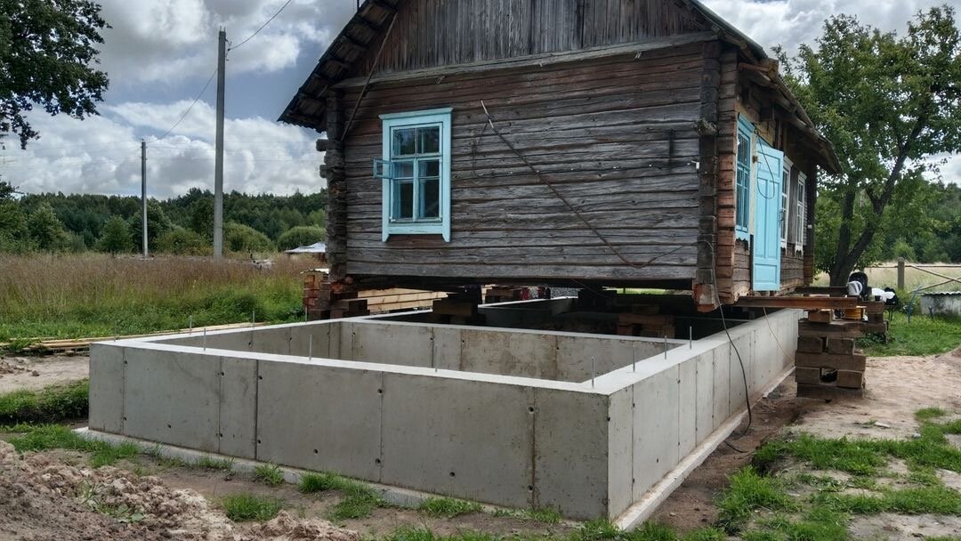 старый деревянный дом, деревянный дом на фундаменте, дома без фундамента, фундаменты старых домов, замена фундамента под деревянным домом