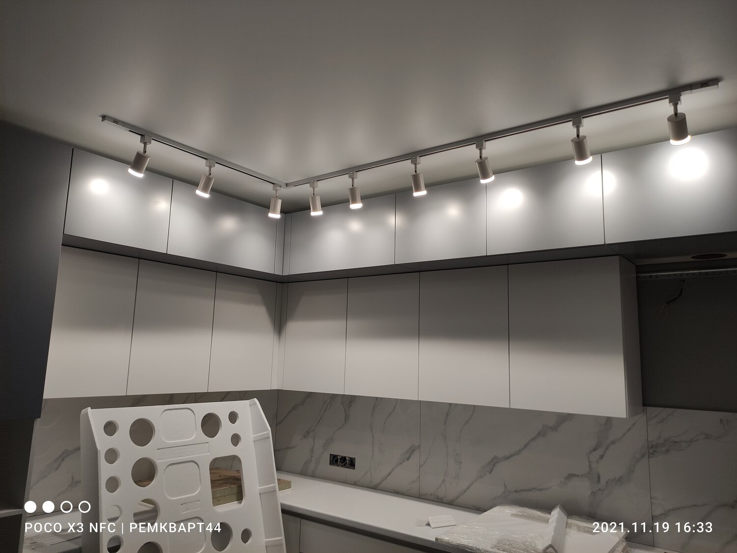 подсветка кухни, бесщелевые натяжные потолки на кухне, дизайн интерьера кухни, светодиодная подсветка кухни, интерьер кухни