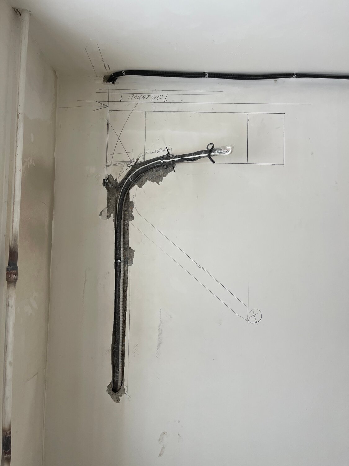 штробление стены для кондиционера, штроба п44т кондиционер, трасса под кондиционер, прокладка трассы для кондиционера, штробление стен