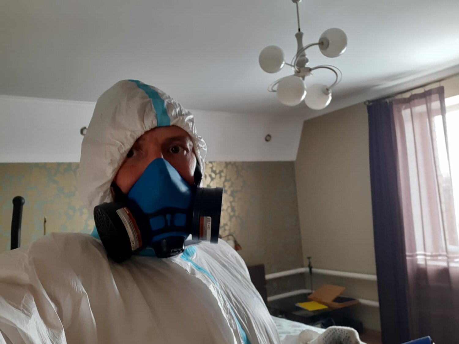 человек, комната, защитный костюм, respirator, дезинсекция