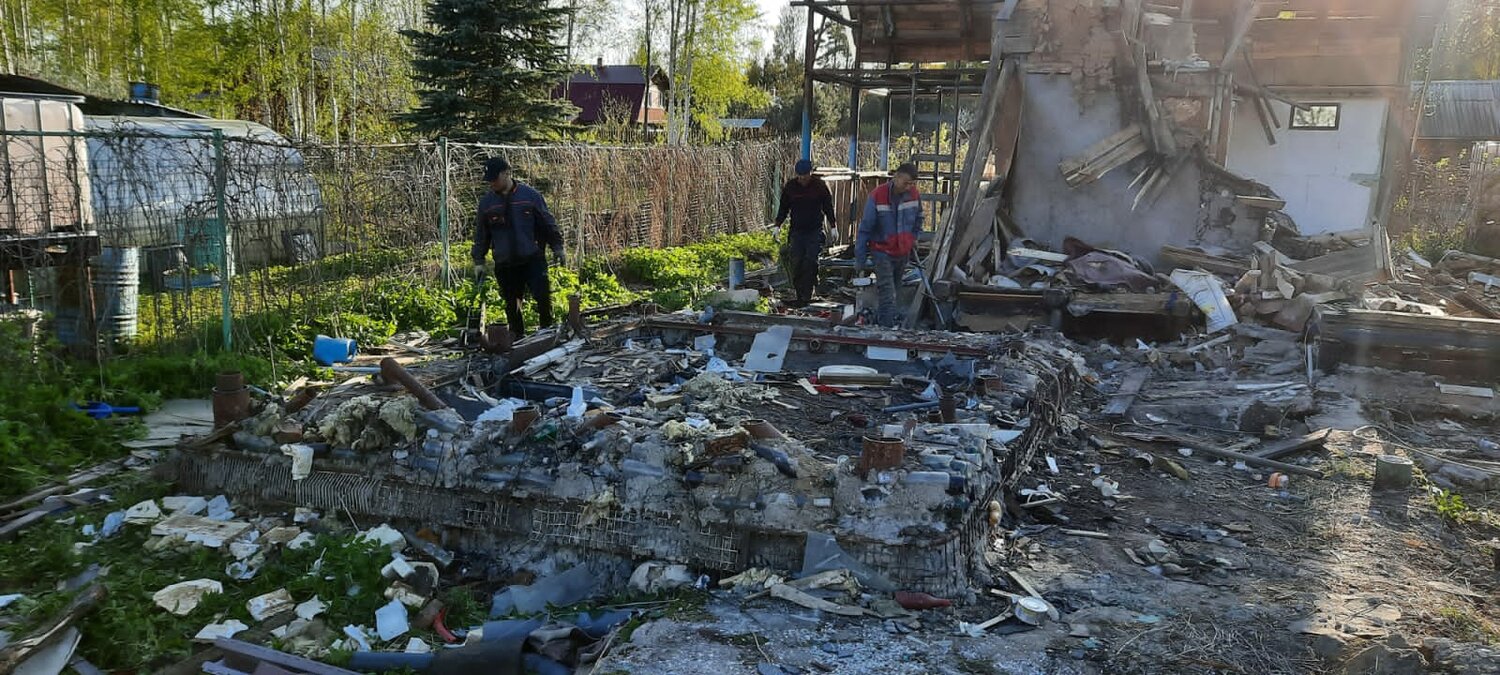 Демонтаж деревянных стен и перекрытий