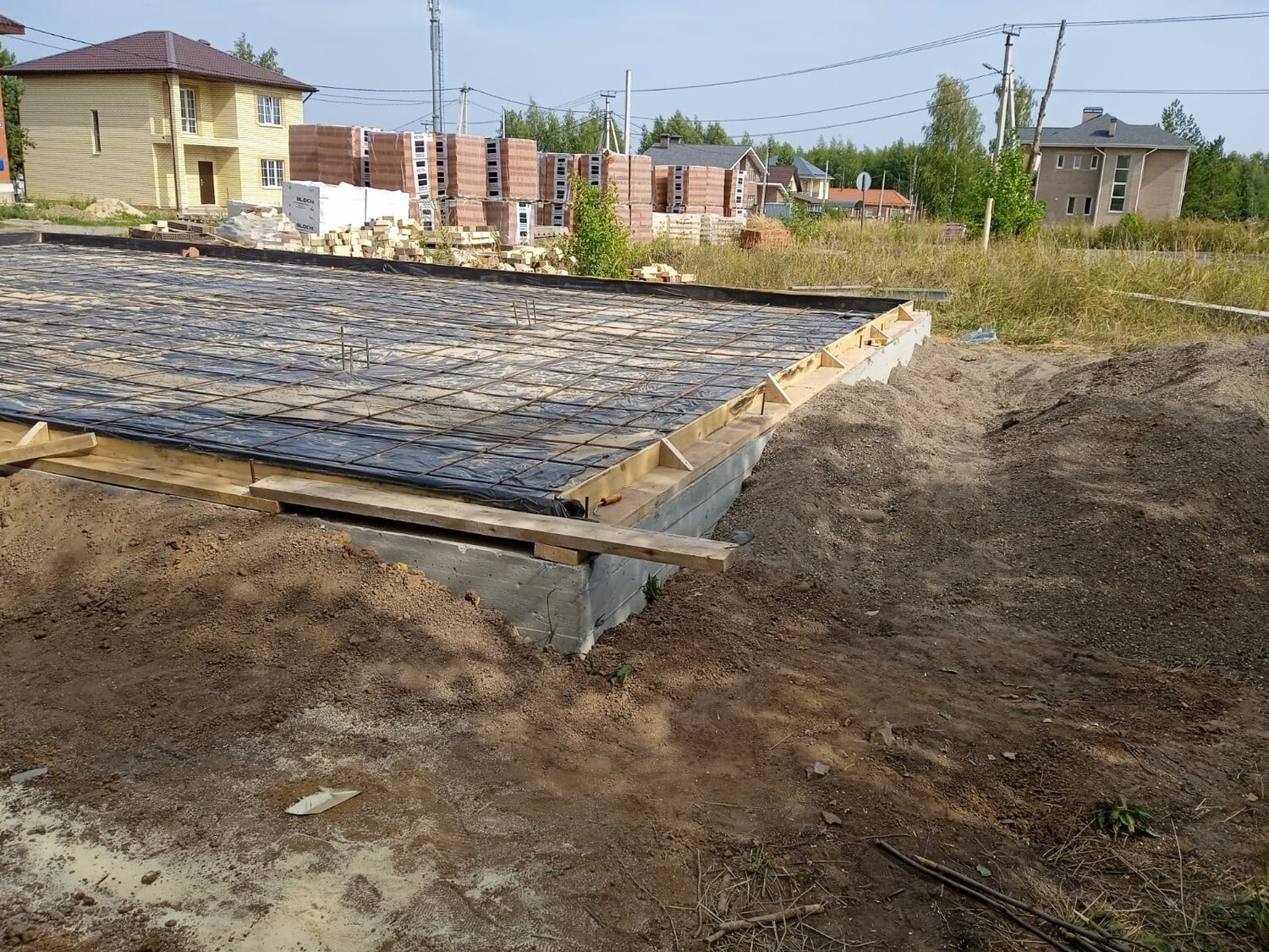 Установка монолитной плиты фундамента