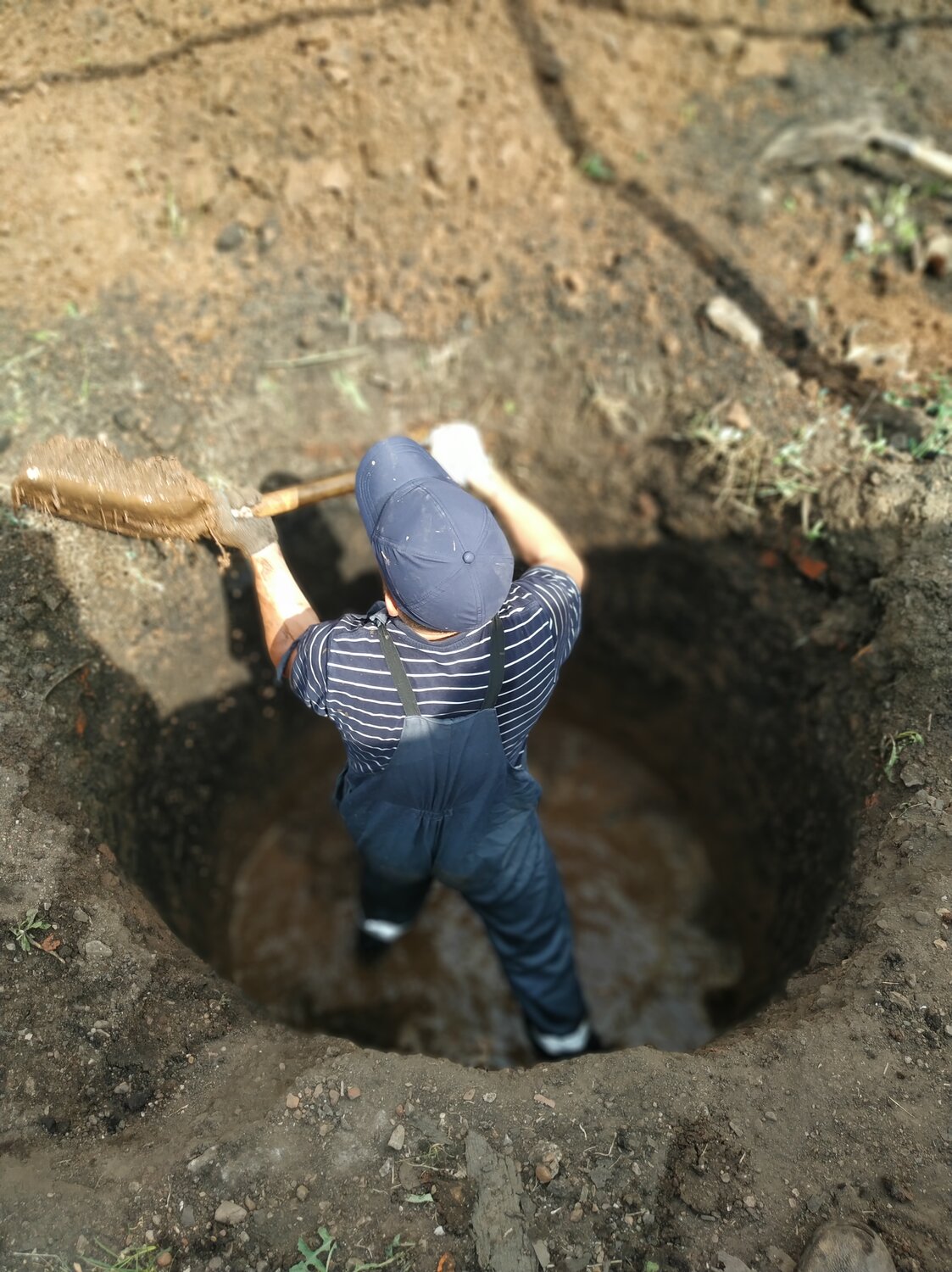 копает яму, копка колодцев, углубление септика, копаем колодцы, углубление колодца