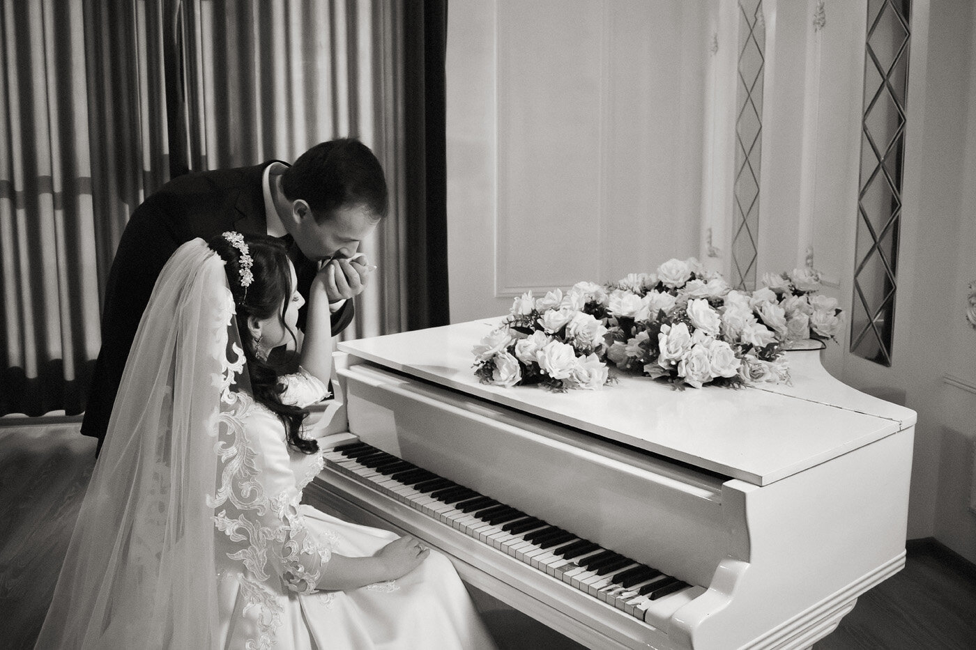 свадебная фотосессия с роялем, свадьба, ноги, свадебный, love story на пианино фотосессия