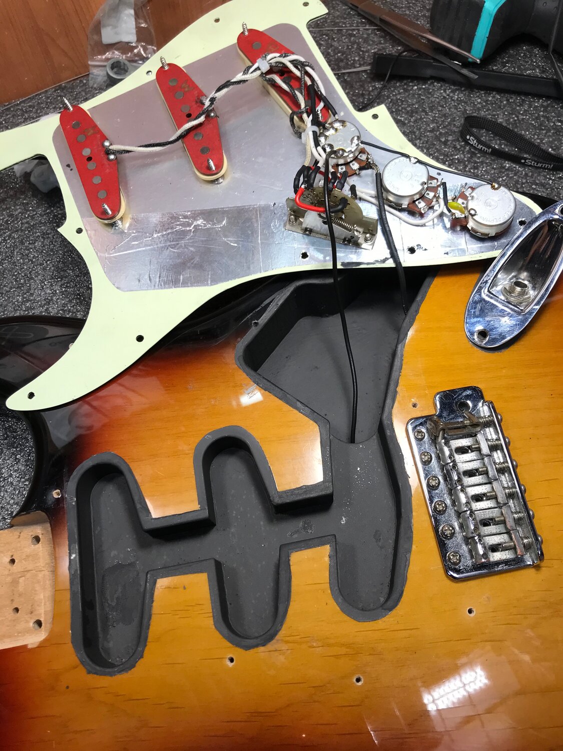 fender stratocaster, кастом распайки fender stratocaster, электроника электрогитары, звукосниматели для электрогитары, сустейнер для электрогитары