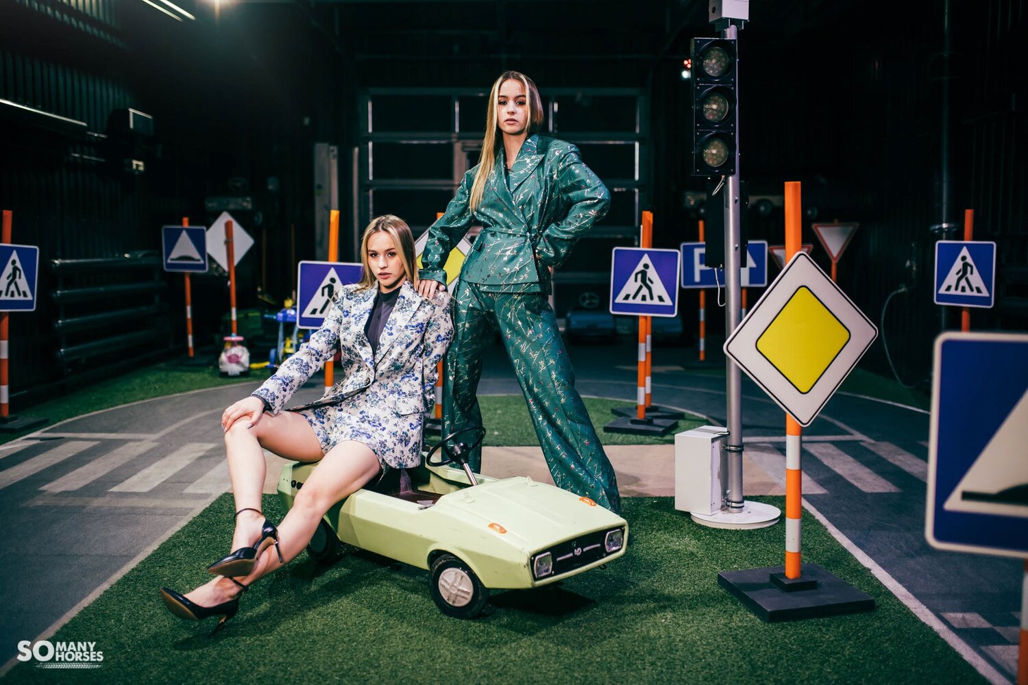 близняшки лера и геля twixi, близняшки twixi twins, девушка, континентальная хоккейная лига, мода