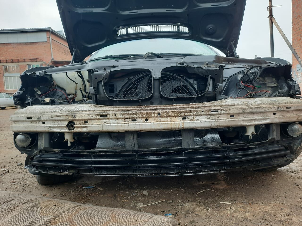 бмв е39 со снятым бампером, bmw e39 без переднего бампера, восстановление бмв е39, bmw e39, бампер передний бмв е65