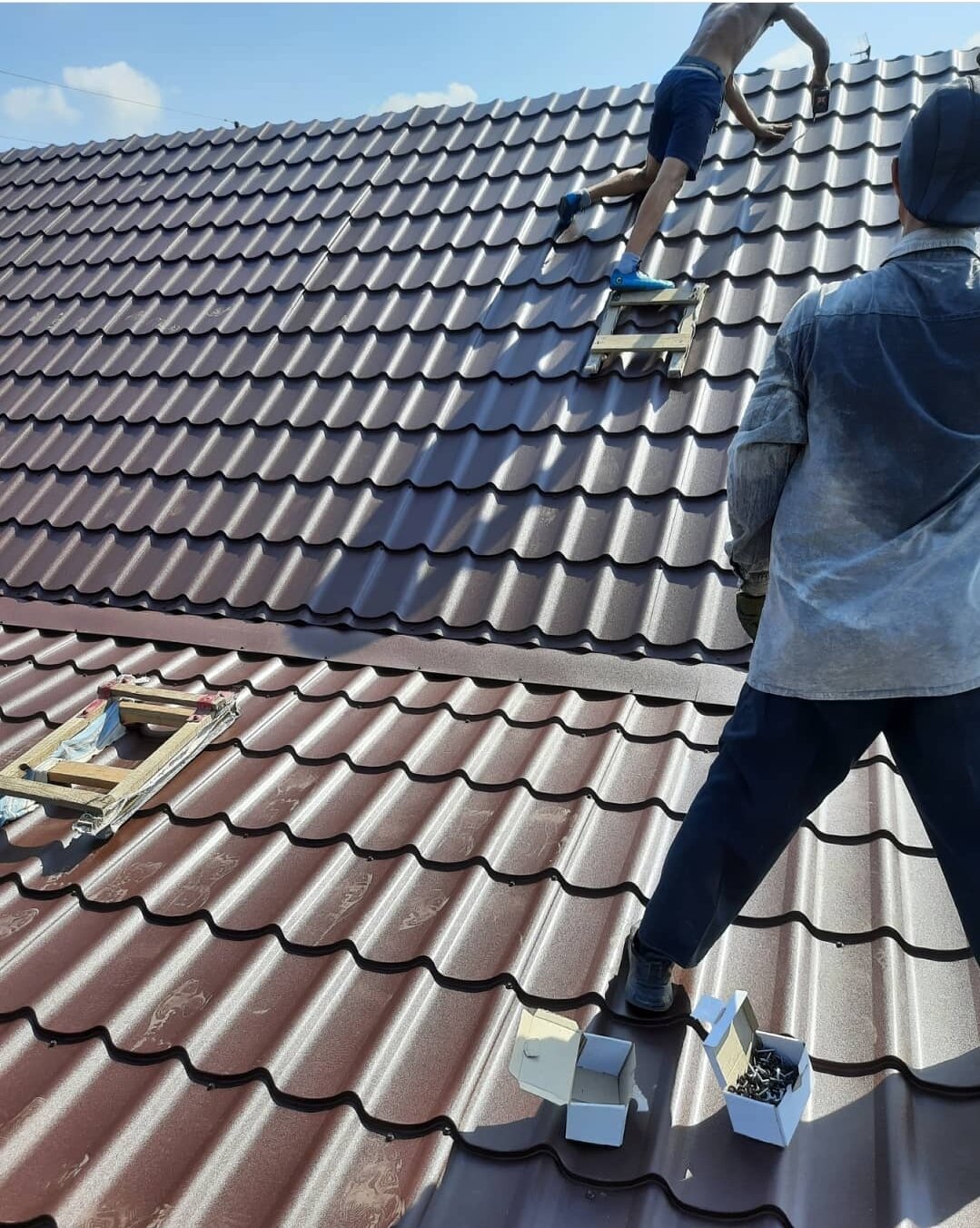 Монтаж кровли из металлочерепицы