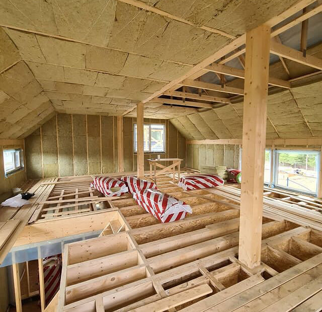 Укладка утеплителя кровли