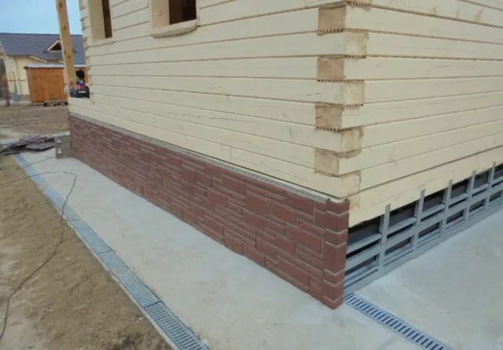 сайдинг для фундамента, монтаж цокольных панелей на свайно-винтовой фундамент, облицовка цоколя, отделка цоколя, цокольные панели для наружной отделки дома