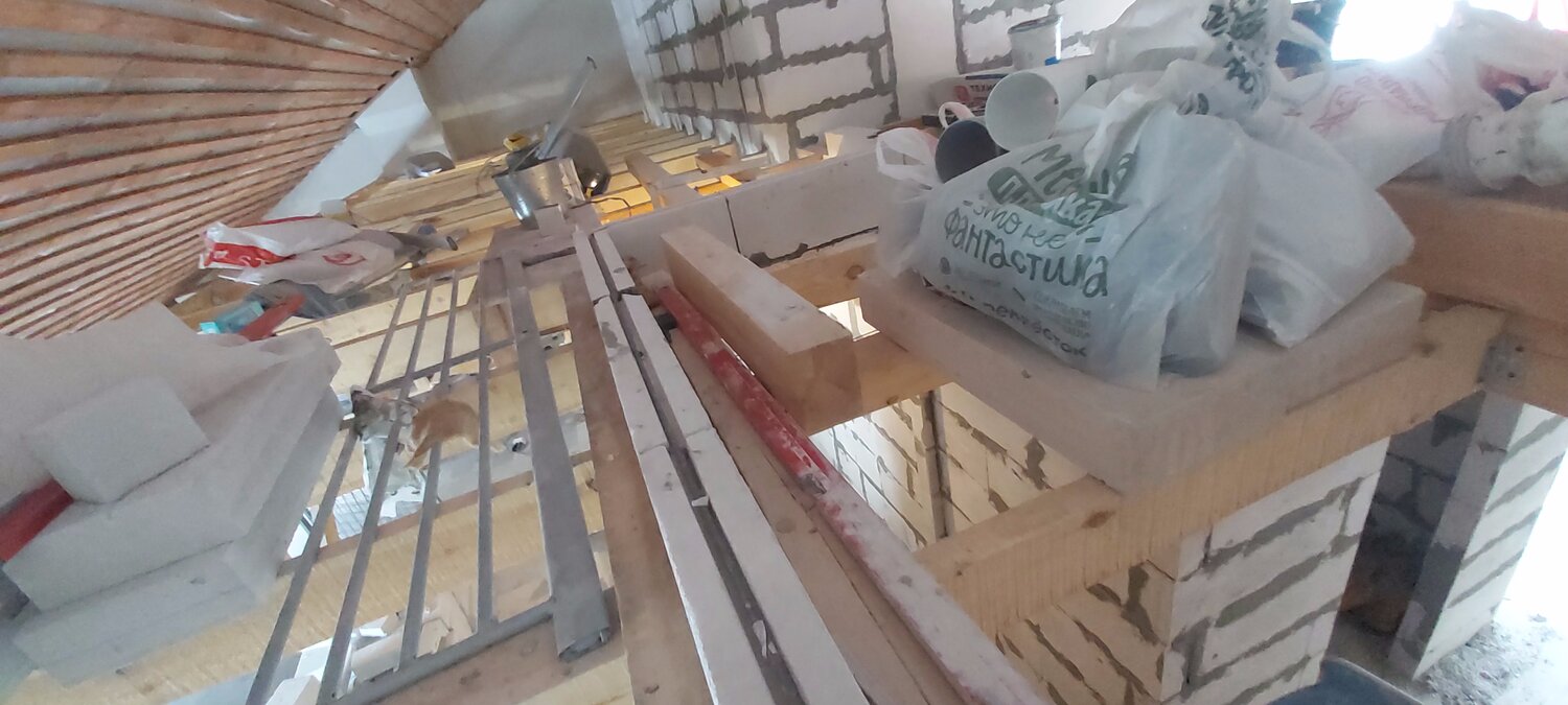 перекрытие по деревянным балкам в газобетонном доме, армопояс в доме из газобетона, мауэрлат на газобетон, строительство домов из газобетона, перекрытия в доме