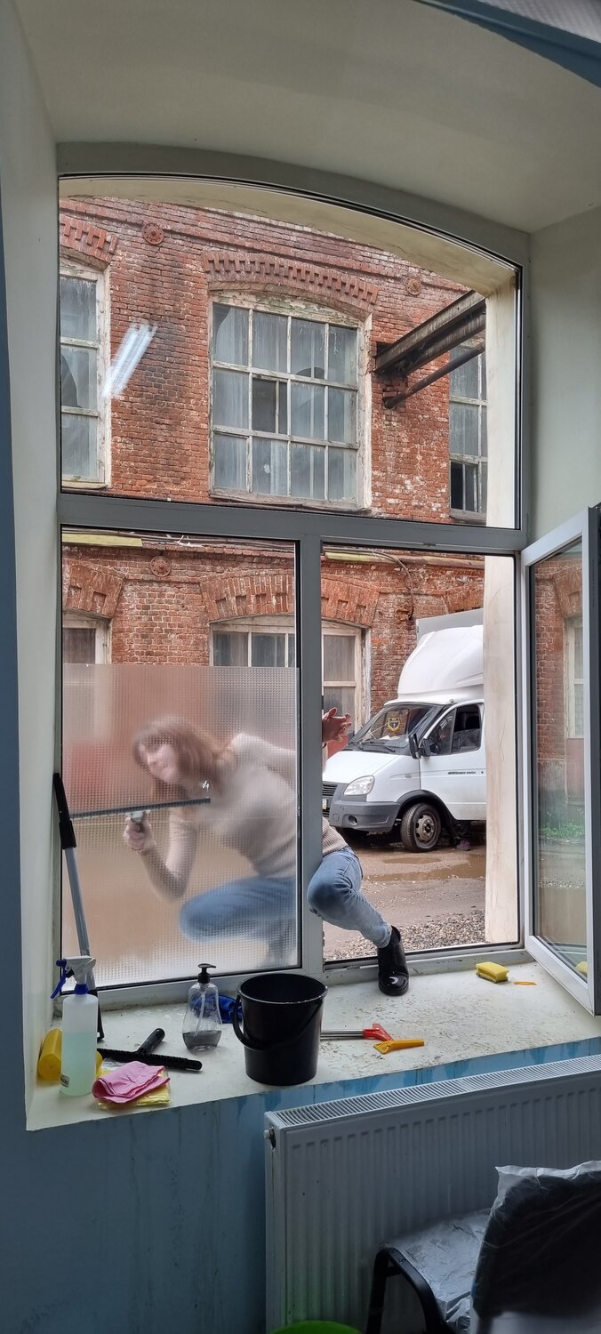 окно, мойка окон, моет окно, окна на балкон, на балконе