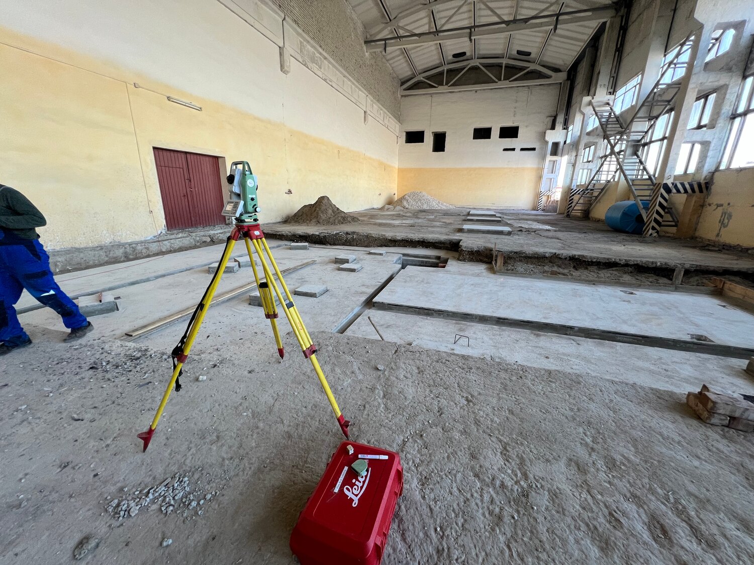 геодезия в строительстве, геодезическая съемка, геодезические работы, тахеометр, геодезист на стройке