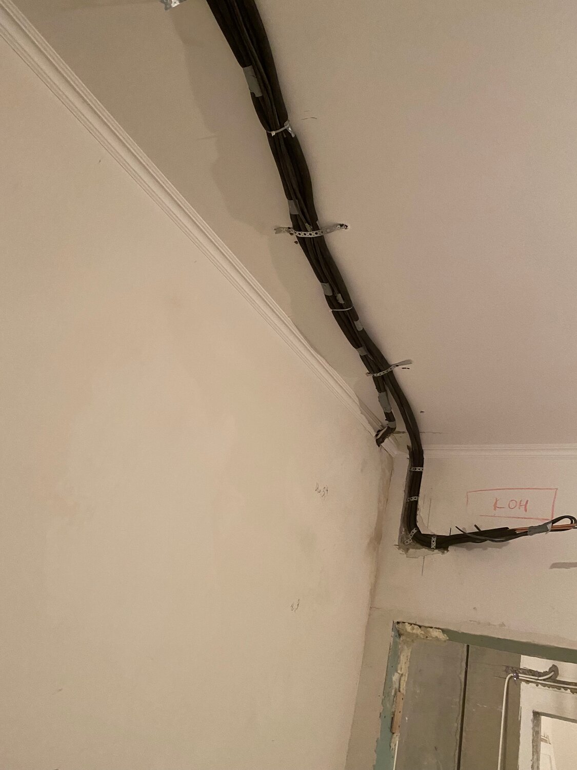 кондиционер, труба для электропроводки, короб для электропроводки, монтаж электропроводки в сталинке, монтаж кондиционера