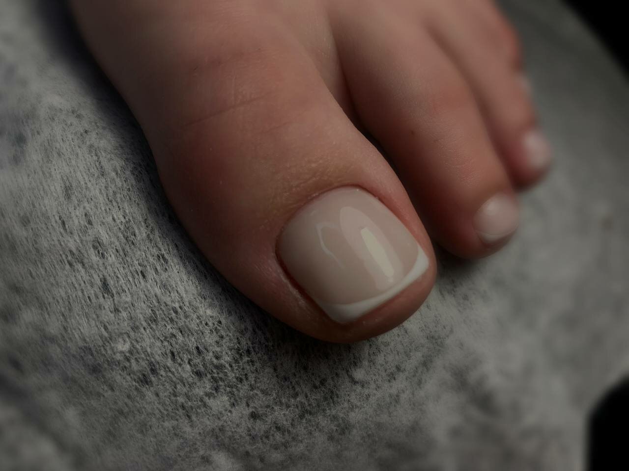 педикюр, педикюр с белым, нюдовый педикюр, педикюр френч, педикюр с покрытием