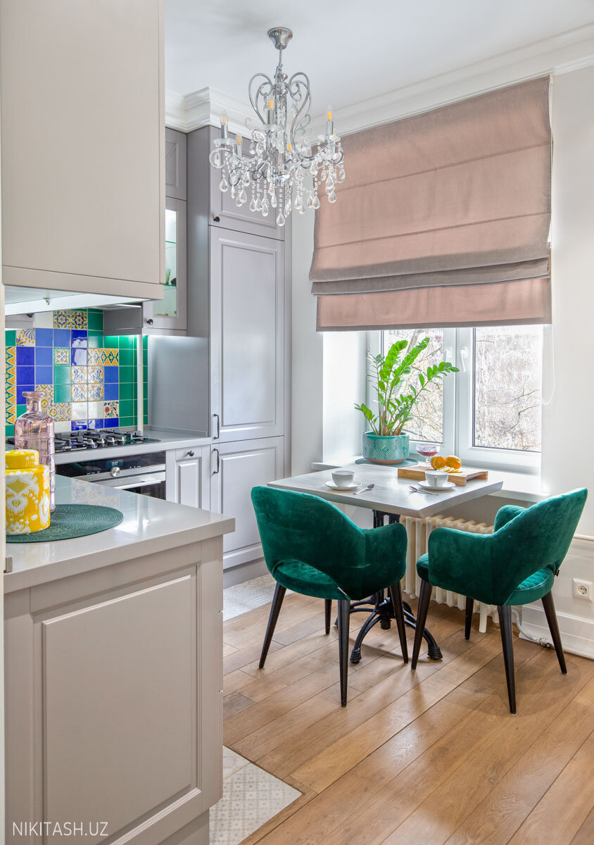 кухня мятного цвета в интерьере, кухня в стиле фьюжн, кухня в мятном цвете дизайн, шторы в кухню в современном стиле, кухня в мятном цвете