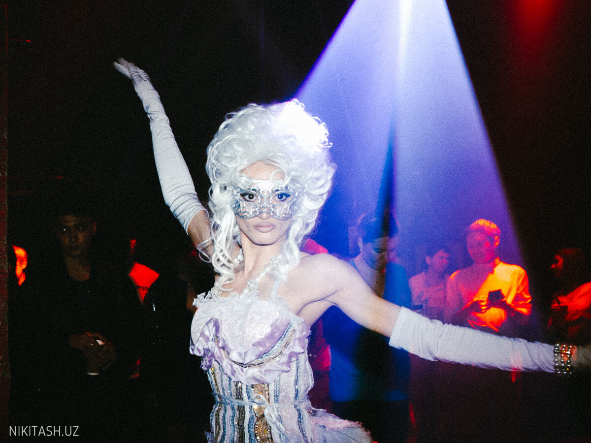 темнота, canadas drag race season 2, шоу балет, костюм с перьями и стразами, световое шоу