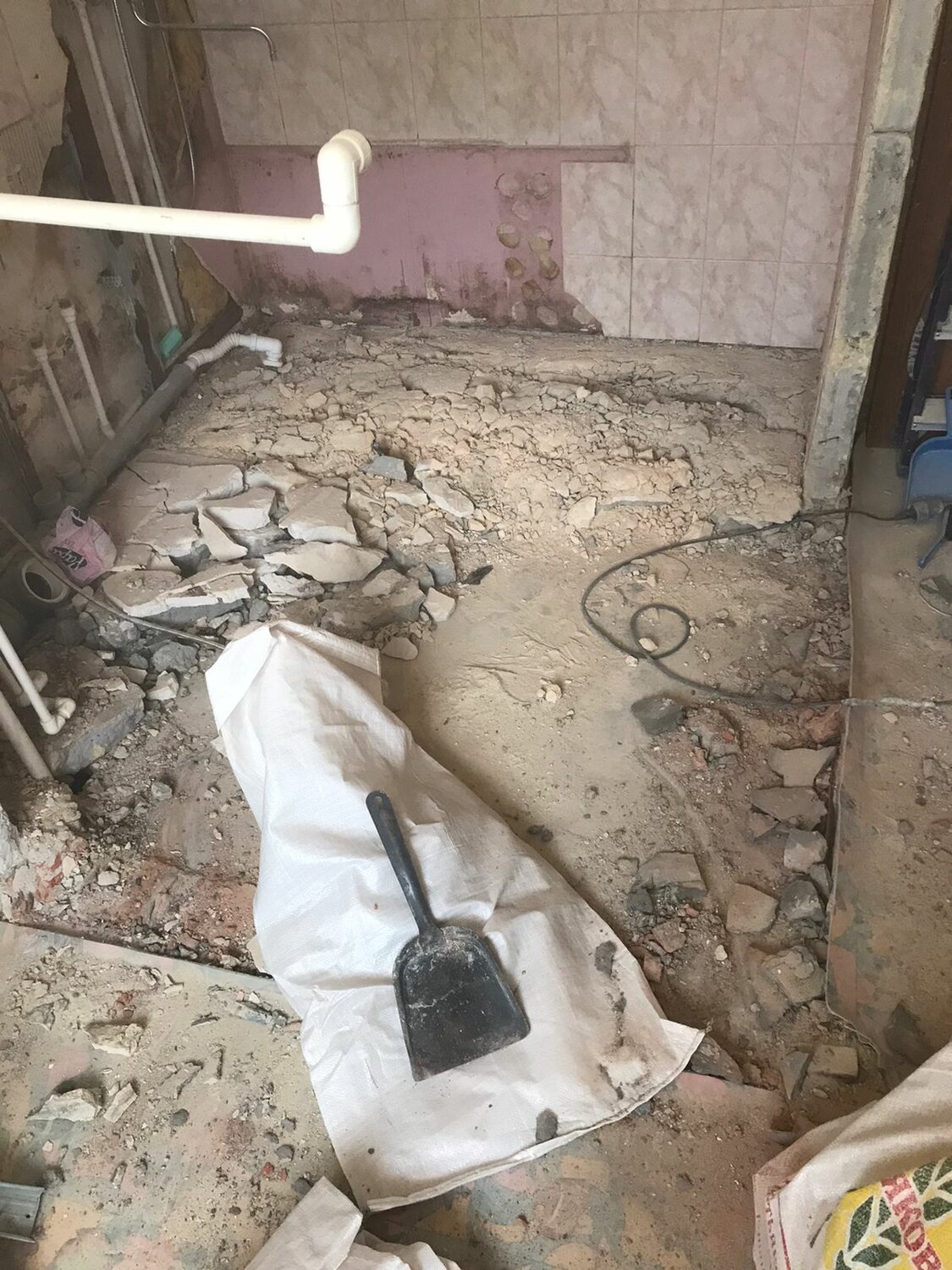 демонтаж пола, демонтаж стяжки пола, демонтаж квартиры, демонтаж стяжки, в квартире
