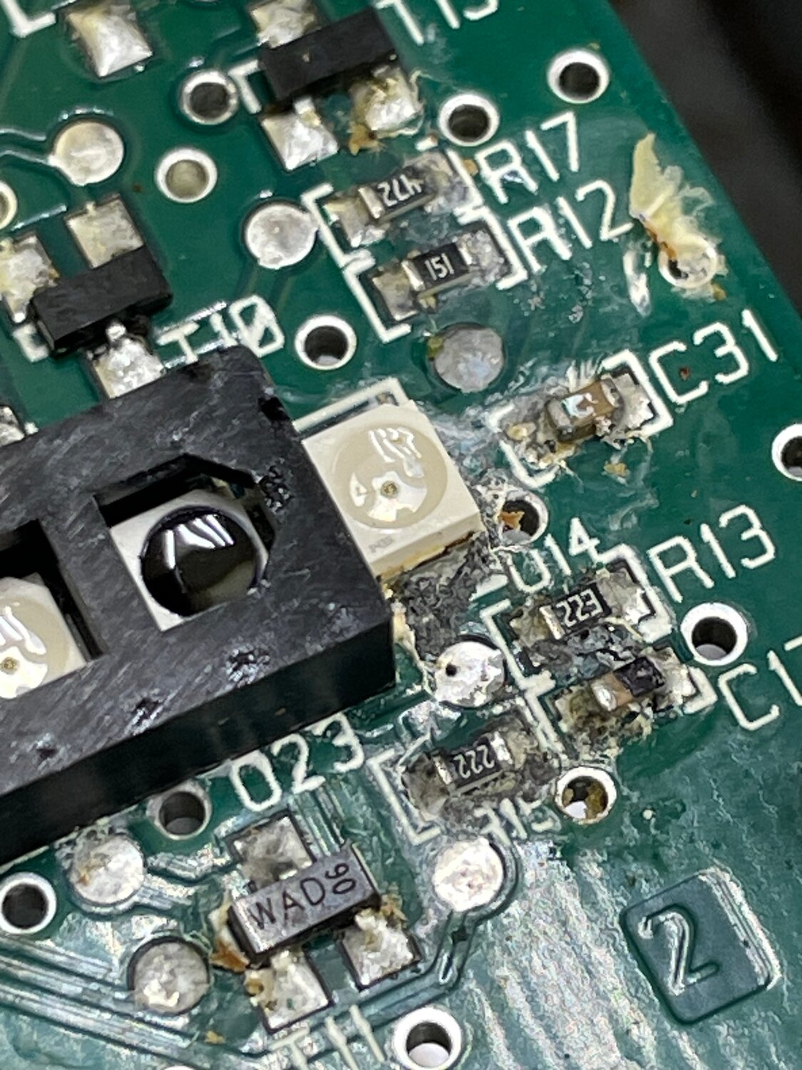 транзистор на плате, сгоревшая микросхема, транзисторы, электроника, smd стабилизатор sot23