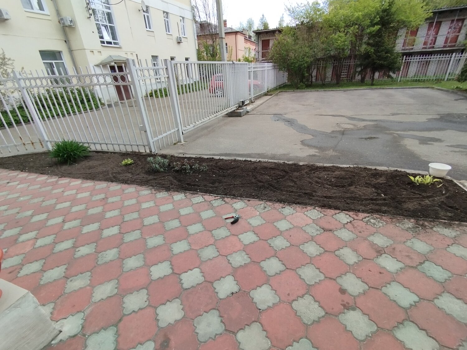 мощение тротуарной плиткой, тротуарная плитка во дворе, тротуарная плитка, тротуар, плитка тротуарная укладка